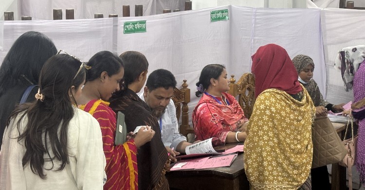 কার্জন হলে ৬ ঘণ্টায় ভোট পড়েছে ৩৩ শতাংশ