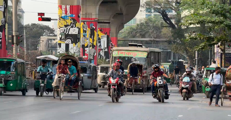 মোড় বন্ধ করে ইউটার্ন চালু, ঢাকার সড়কে ফিরছে গতি