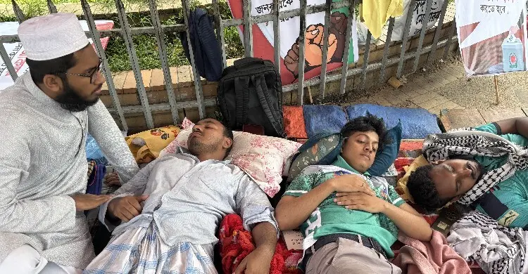 শহীদ পরিবারের অনুরোধে ৭২ ঘণ্টা পর অনশন ভাঙলেন শিক্ষার্থীরা