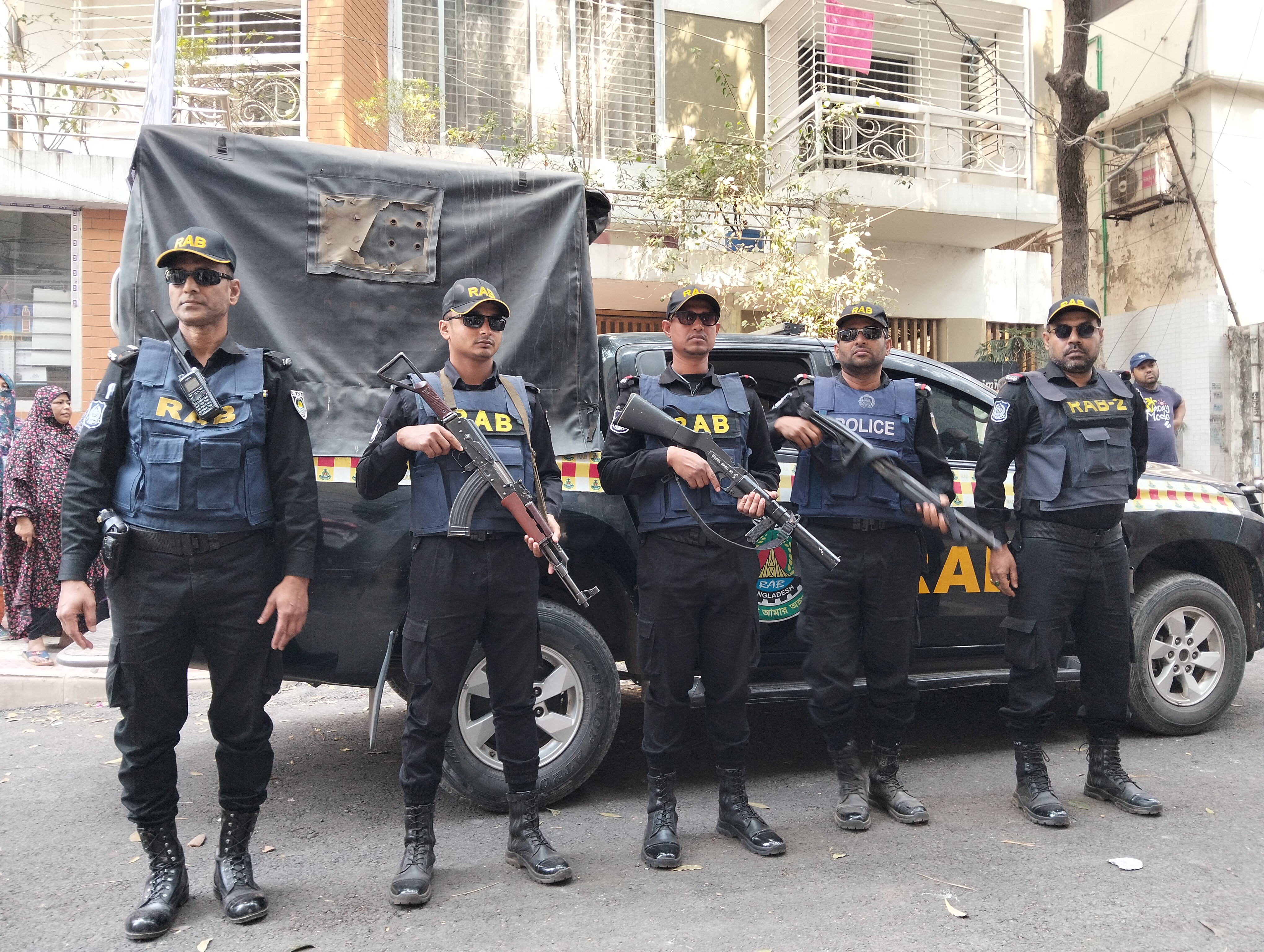 রাজধানীজুড়ে কড়া পাহারায় চলছে ভোট