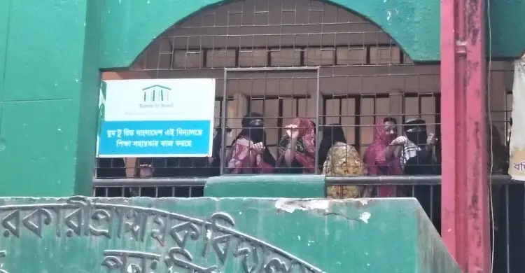 নির্ধারিত সময়ের পরও কেন্দ্রে নারী ভোটারদের সারি