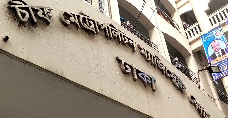 চেক ডিজঅনার মামলায় প্রক্সি: আত্মসমর্পণ করে আইনজীবীর জামিন