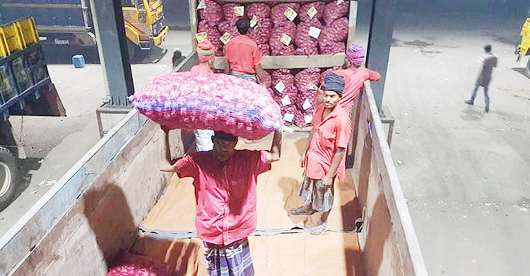 ৩ মাস বন্ধ থাকার পর ফের বেনাপোল দিয়ে ঢুকছে ভারতীয় পেঁয়াজ