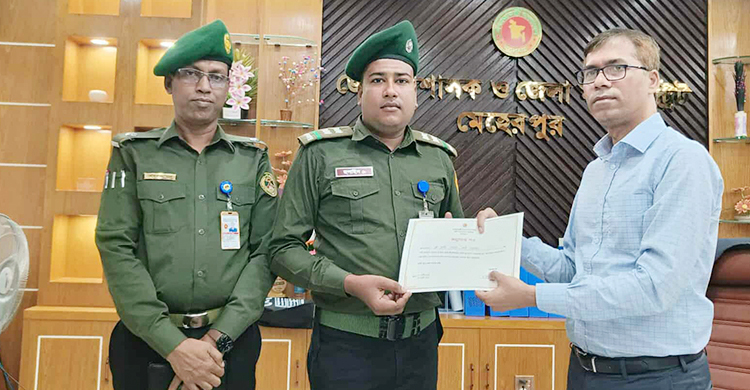 বাঁশবাগান থেকে নবজাতক উদ্ধার: সম্মাননা পেলেন আনসার সদস্য ইমরান