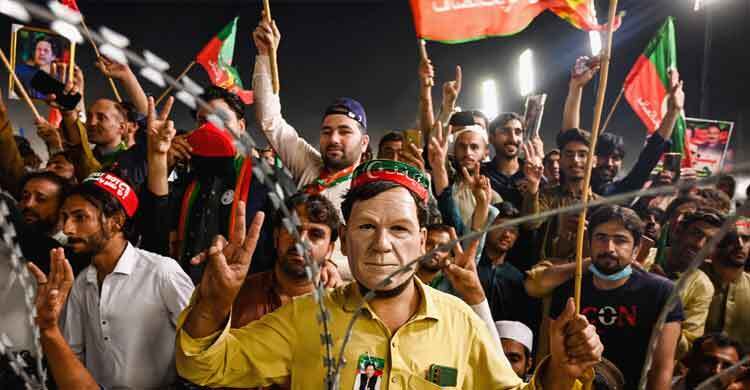 কঠোর নিষেধাজ্ঞার মধ্যেই পাকিস্তানে বিক্ষোভের ঘোষণা ইমরান সমর্থকদের