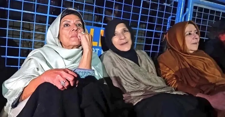 Imran’s sisters among 400 others sued