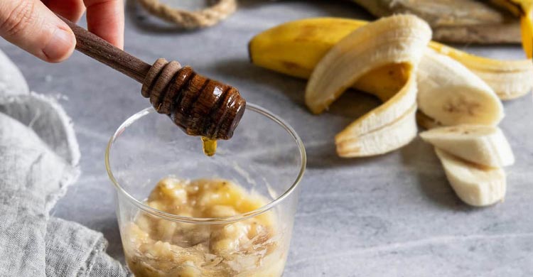 কলার ব্যবহারে চুল হবে ঝলমলে