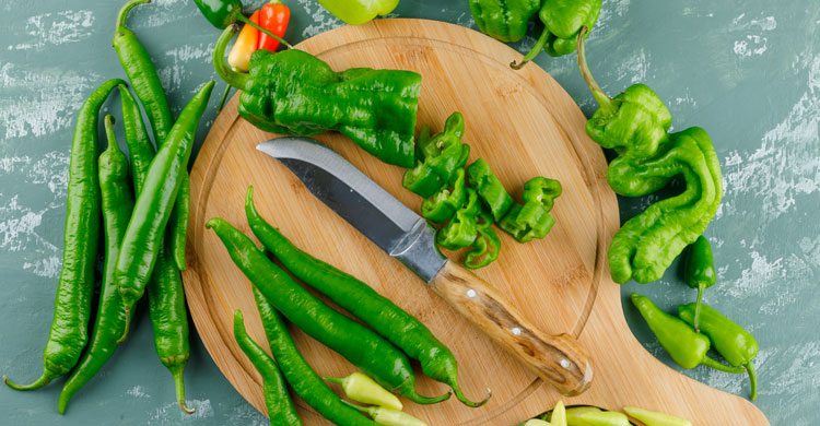 ঘরোয়া কিছু উপাদানে কাঁচা মরিচের ঝাল থেকে হাত জ্বালা দূর করা যায়। (সংগৃহীত)