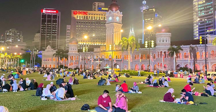 একরাতের কুয়ালালামপুরে হাজার রঙের গল্প