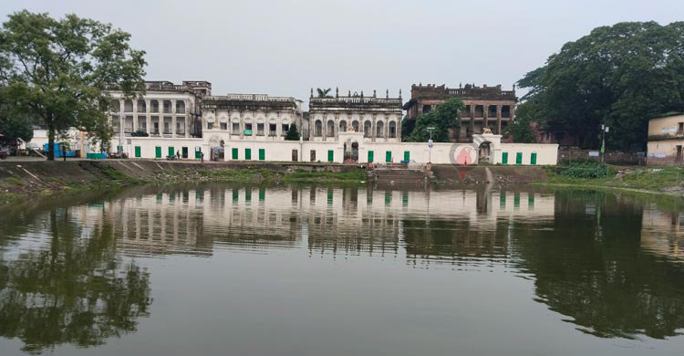 সংস্কারের অভাবে বালিয়াটি প্রাসাদের বেহাল দশা