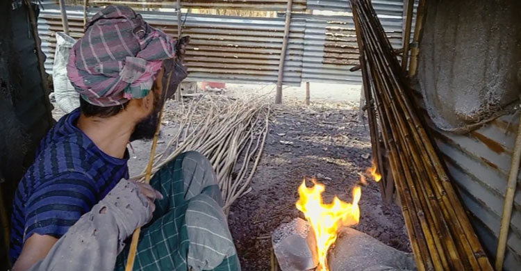 গ্রামজুড়ে চলছে চুলার আগুনে বাঁশ সেঁকা