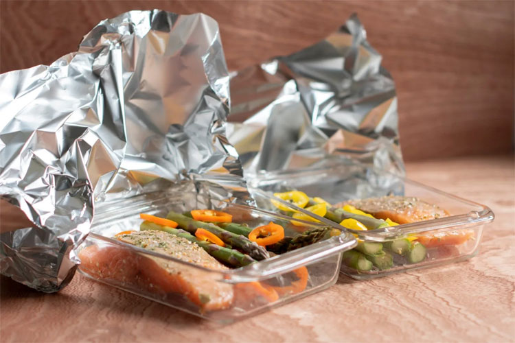 অ্যালুমিনিয়াম ফয়েলে খাবার রাখা কতটা নিরাপদ?