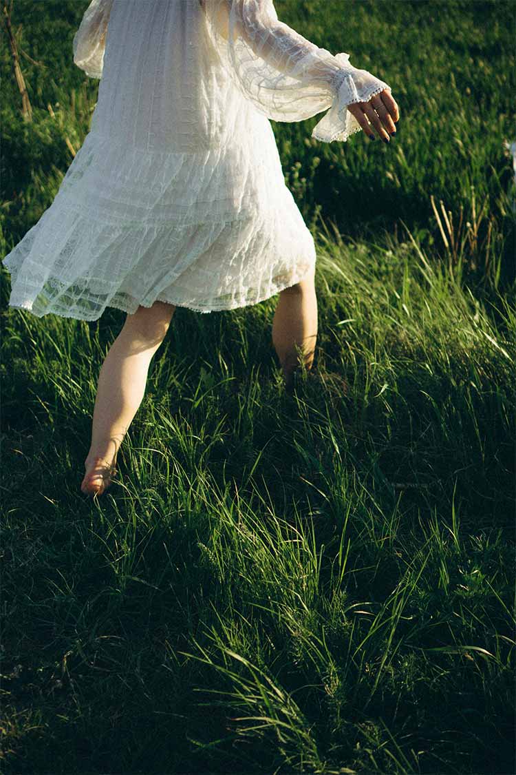 হেমন্তের সকালে খালিপায়ে শিশিরে হাঁটলে যা ঘটে