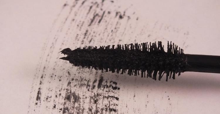 শুকিয়ে যাওয়া মাসকারায় প্রাণ ফিরিয়ে আনার সহজ উপায়