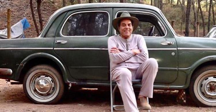 ৬৫ বছর ধরে প্রথম কেনা গাড়ি আগলে রেখেছেন ধর্মেন্দ্র