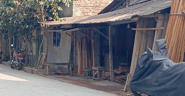 লোকালয়ে আসবাব কারখানা, ভয়াবহ স্বাস্থ্যঝুঁকিতে মানুষ