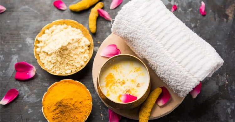 বর্ষায় ব্রণের সমস্যা দূর করবে ঘরোয়া ফেসপ্যাক