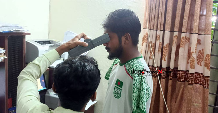 দুই হাত না থাকা সেই জসিম পাচ্ছেন এনআইডি কার্ড