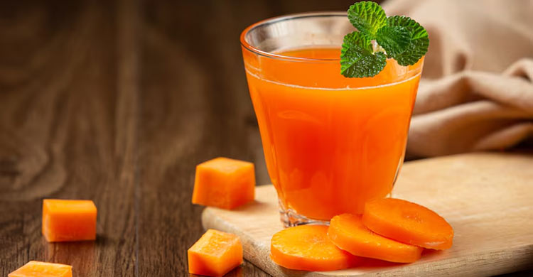 মালাইকার ত্বকের রহস্য যে পানীয়তে