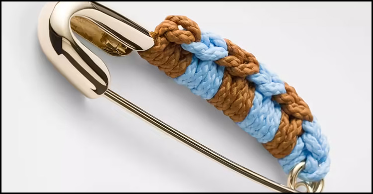 ৯৫ হাজার টাকার সেফটিপিন! প্রাদার ফ্যাশনে নতুন চমক