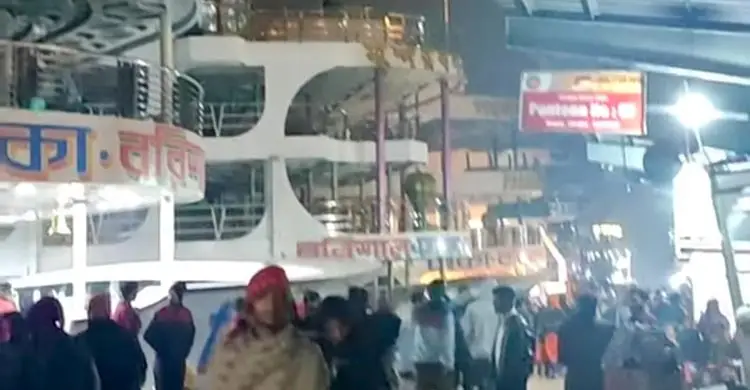 ঘনকুয়াশায় লঞ্চ চলাচল বন্ধ, রাতভর যাত্রীদের চরম ভোগান্তি