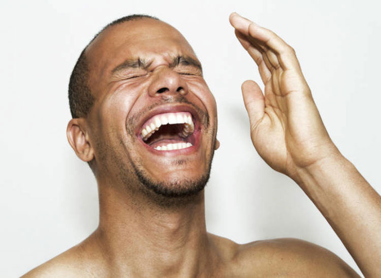 সিরিয়াস মুহূর্তে হঠাৎ হাসি আসে কেন?