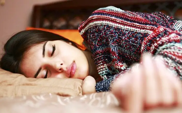 শীতে আরামের খোঁজে মোজা, সম্পর্কে পড়ছে কি তার ছাপ?