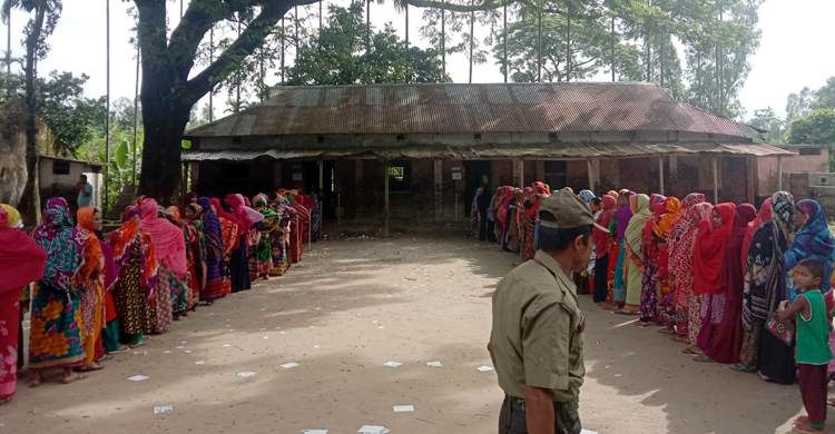 গাইবান্ধার ৪ ইউনিয়নে ভোটগ্রহণ চলছে