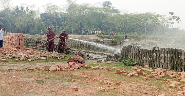 শরীয়তপুরের ডামুড্যায় অনুমোদন না থাকায় মেসার্স পাইক ব্রিকস (হাওলাদার) নামের একটি ইটভাটা গুড়িয়ে দিয়েছেন ভ্রাম্যমাণ আদালত