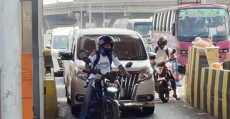 ২০ টাকায় এক্সপ্রেসওয়ে পার হচ্ছে মোটরসাইকেল-অটোরিকশা