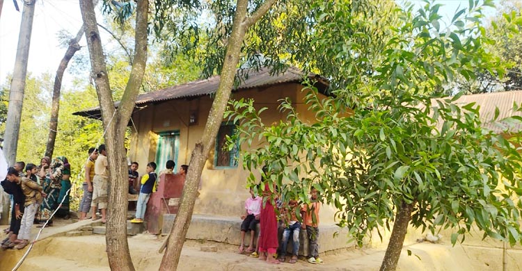 হারিয়ে যাচ্ছে গ্রামীণ ঐতিহ্যের মাটির ঘর