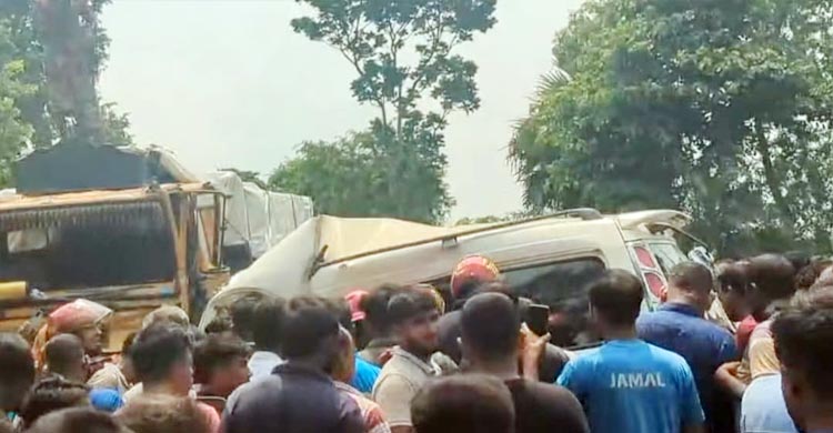 নাটোরে ট্রাক-মাইক্রোবাস সংঘর্ষে নিহত ৫
