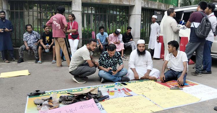ফজলুর রহমানের বাসার সামনে ছাত্র-জনতার অবস্থান, সেনা মোতায়েন
