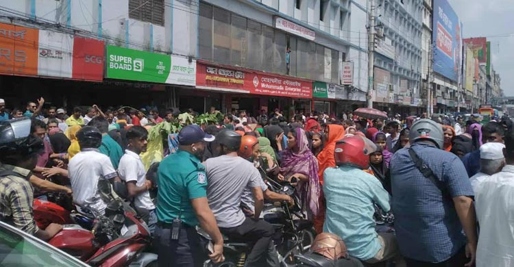 বনানীতে পোশাকশ্রমিকদের সড়ক অবরোধ, তীব্র যানজট