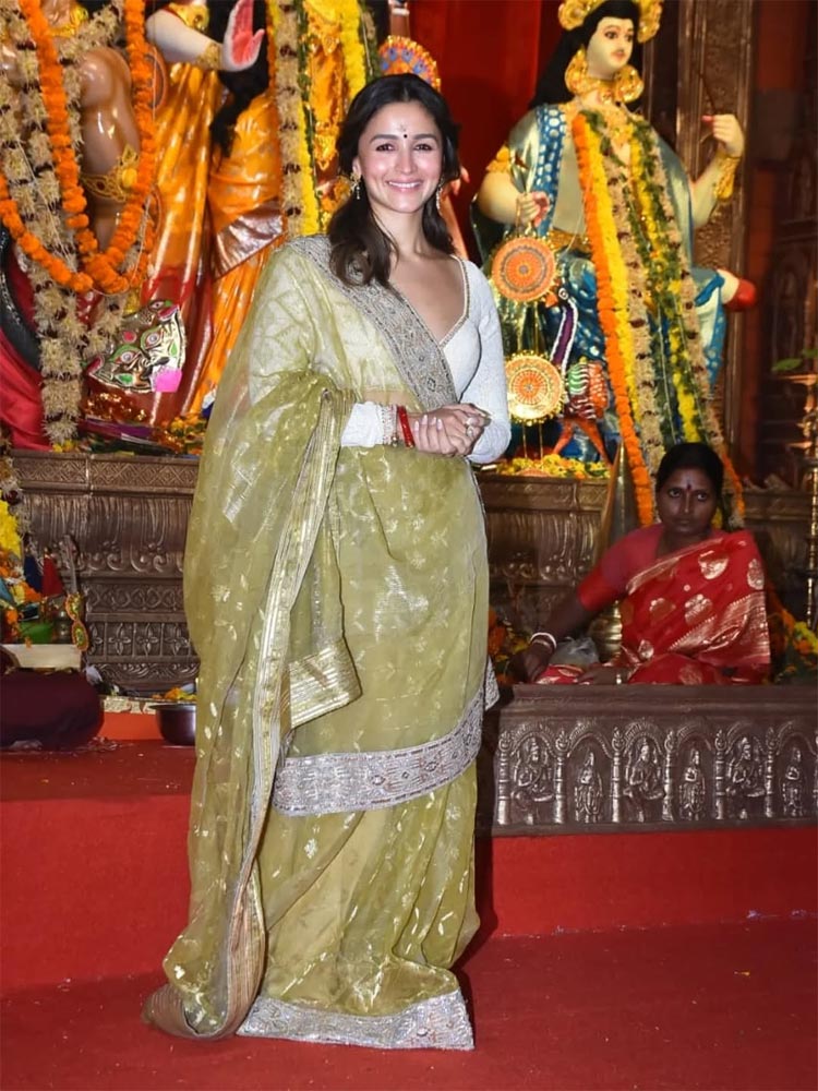 মুখার্জি বাড়ির পূজায় আলিয়াকে উষ্ণ অভ্যর্থনা রানির