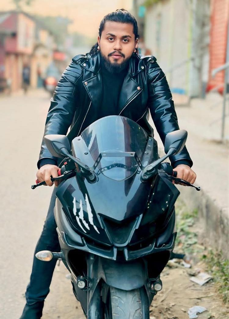 স্ত্রীর পরীক্ষার আসন দেখতে বাধা, কলেজে অস্ত্র হাতে যুবকের মহড়া