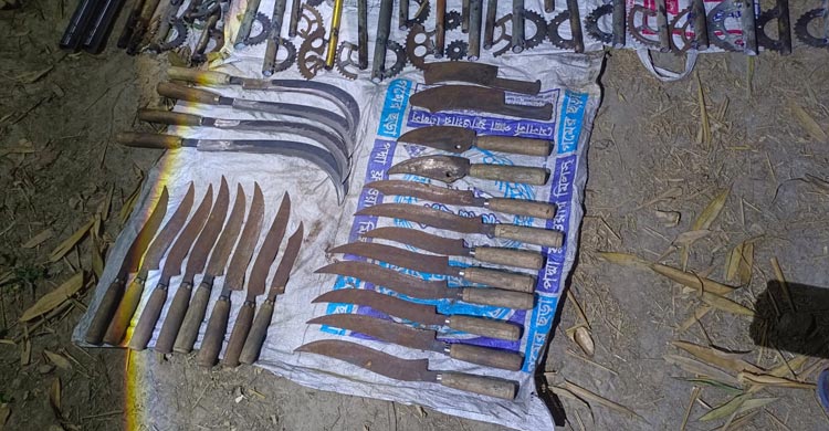 রাজশাহীর বাগমারা থেকে বিপুল পরিমাণ দেশীয় অস্ত্র উদ্ধার