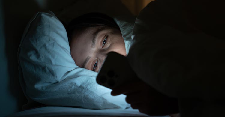 রমজানে রাত জেগে ফোন ব্যবহারে অনিদ্রা বাড়তে পারে