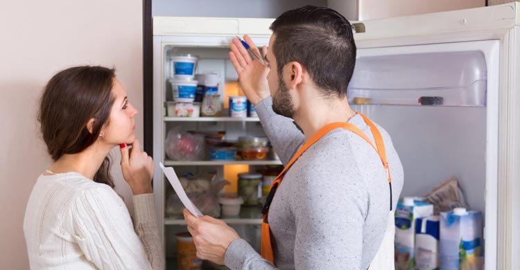 সামান্য ভুলেই ফ্রিজে ঘটতে পারে বিপদ, সচেতন থাকবেন যেভাবে