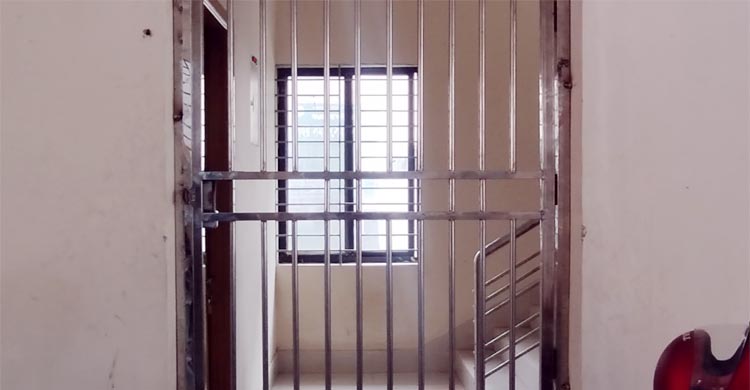 স্বাস্থ্য প্রকৌশল কার্যালয়ে তালা, অফিস সময়েও মিলছে না সেবা