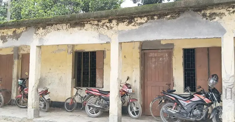 মন্দিরের বারান্দায় পাঠদান, টিনশেডের আশ্বাসেও নেই উদ্যোগ
