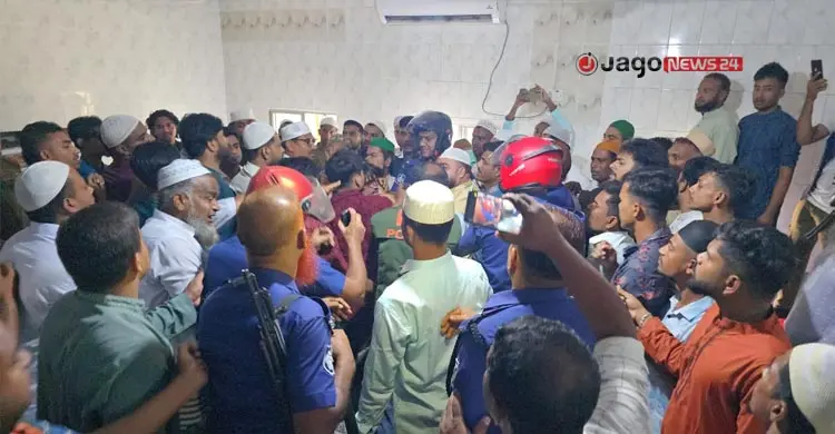 নিজামীপুত্রের ইমামতিতে জুমার নামাজ পড়াকে কেন্দ্র করে মসজিদে হাতাহাতি
