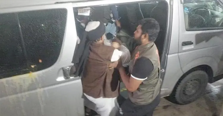 আদালত চত্বরে গাজী সালাউদ্দিনের ওপর ডিম নিক্ষেপ