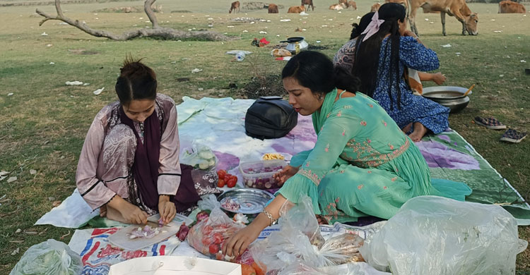 বাড়বকুণ্ড সমুদ্রসৈকতে চড়ুইভাতি