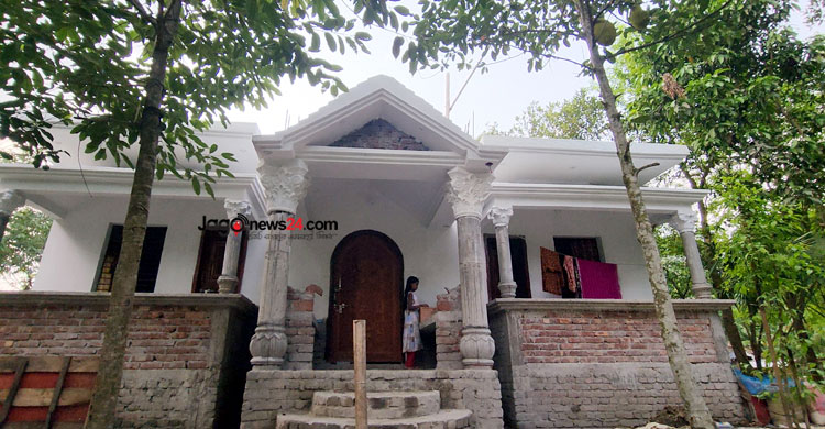 দেশি মুরগি পালনে মাসে লাখ টাকা আয় পুতুলের