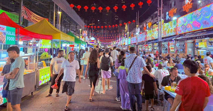 একরাতের কুয়ালালামপুরে হাজার রঙের গল্প