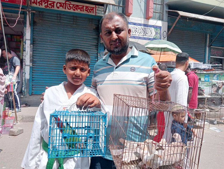 যে হাটে পাখির দাম হাজার থেকে লাখ টাকা