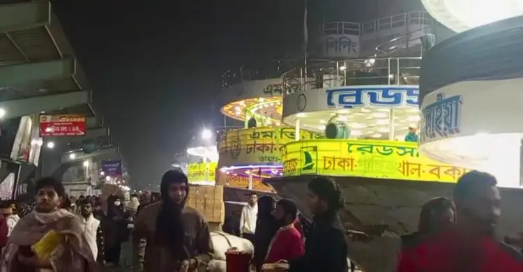 ঘনকুয়াশায় লঞ্চ চলাচল বন্ধ, রাতভর যাত্রীদের চরম ভোগান্তি