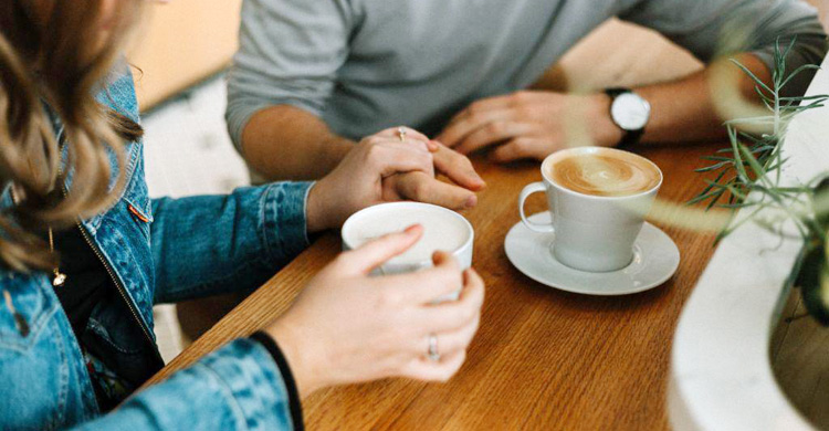 ঘরের কোণে তৈরি করুন নিজের রোমান্টিক কফিশপ