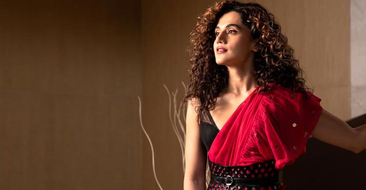 শীতে কোঁকড়া চুলে চাই বাড়তি যত্ন